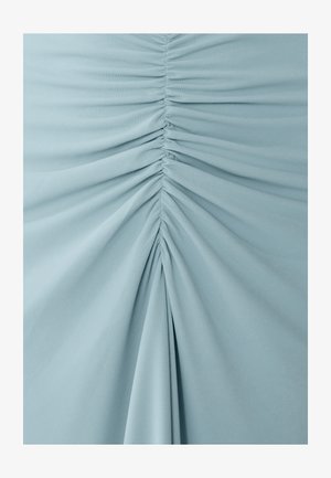 Tessuto blu chiaro con una superficie testurizzata, caratterizzato da arricciature verticali e dettagli di drappeggio lungo il centro e i lati.