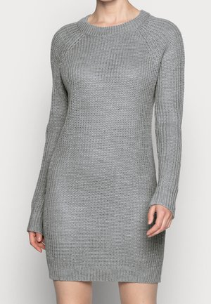 Robe en tricot gris avec un col rond côtelé et des manches longues. Présente une silhouette ajustée et un tissu texturé avec un motif tissé.