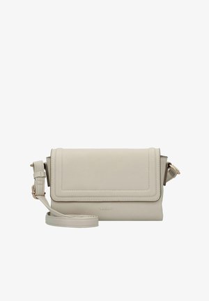 Bolso bandolera de cuero beige claro con cierre de solapa, correa ajustable y detalles de costura sutil. Presenta la marca Gabor en la parte frontal.