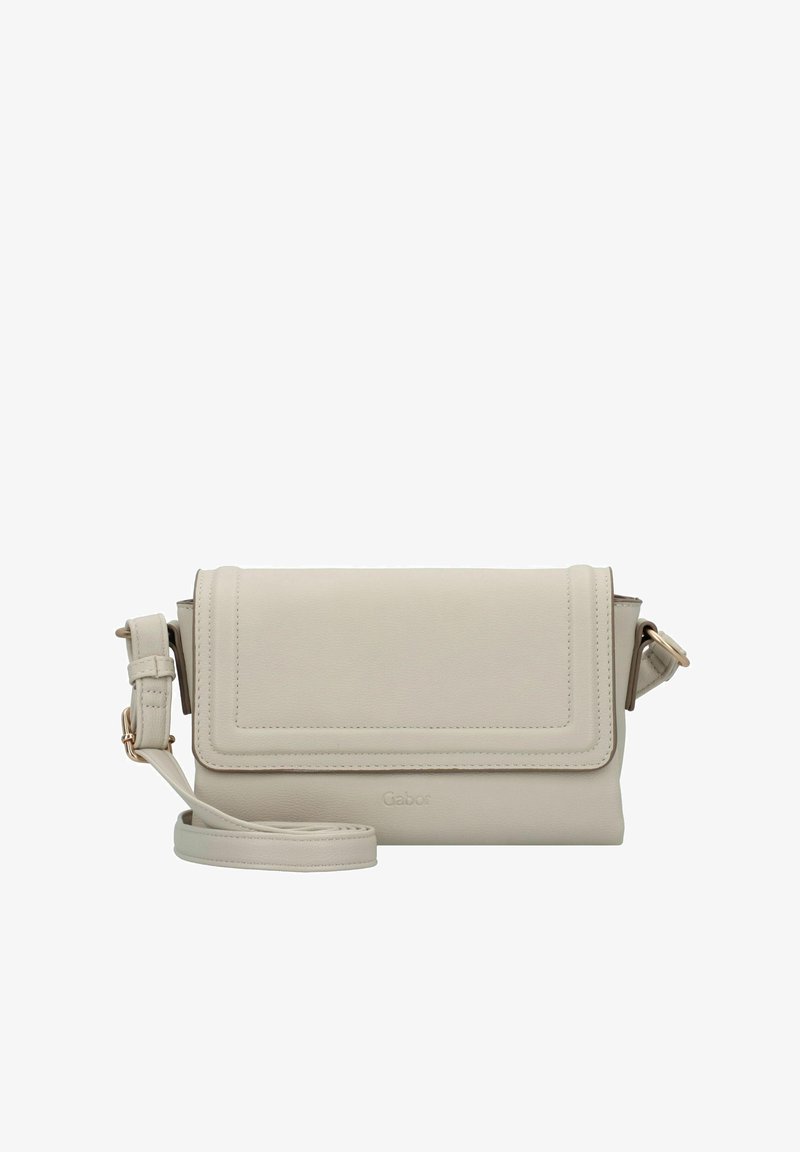 Sac en cuir beige clair en bandoulière avec une fermeture à rabat, une sangle réglable et des détails de couture subtils. Présente la marque Gabor sur le devant.