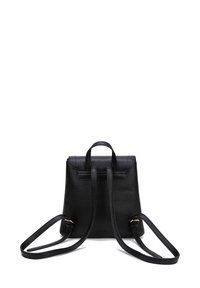Sac à dos en cuir noir avec une surface texturée, des bretelles réglables, une poignée supérieure et des accents en métal doré.