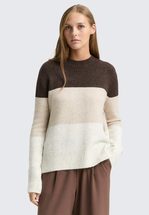 Pull en tricot avec un col rond. Présente des rayures horizontales en marron foncé, beige clair et crème. Poignets et ourlet côtelés. Texture douce.