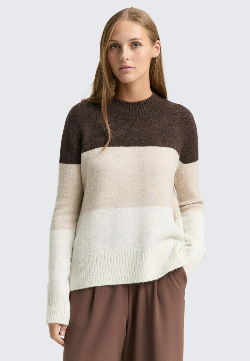 Maglione lavorato a maglia con scollatura tonda. Presenta righe orizzontali in marrone scuro, beige chiaro e crema. Polsini e fondo a coste. Texture morbida.