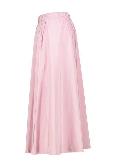 Jupe longue rose en tissu lisse avec une taille élastique. Elle présente des plis et une silhouette fluide, atteignant la longueur mi-mollet.