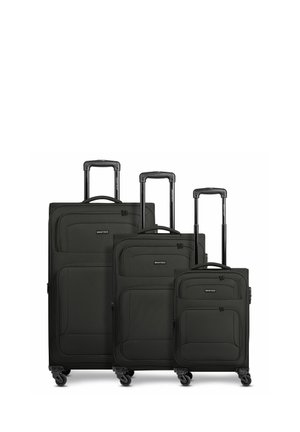 Tre valigie morbide nere rigide di dimensioni piccola, media e grande con maniglie telescopiche estese e quattro ruote girevoli ciascuna.