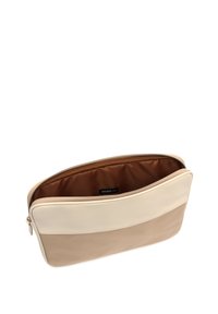 Beige og creme laptop sleeve med glat overflade, lynlåslukning og en brun inderside. Har en subtil logo-tags indeni.