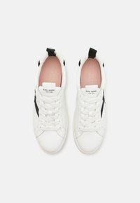 Sneaker bianche con dettagli neri, dotate di una superficie in pelle liscia, punta tonda e lacci piatti. Logo sulla linguetta e soletta imbottita.