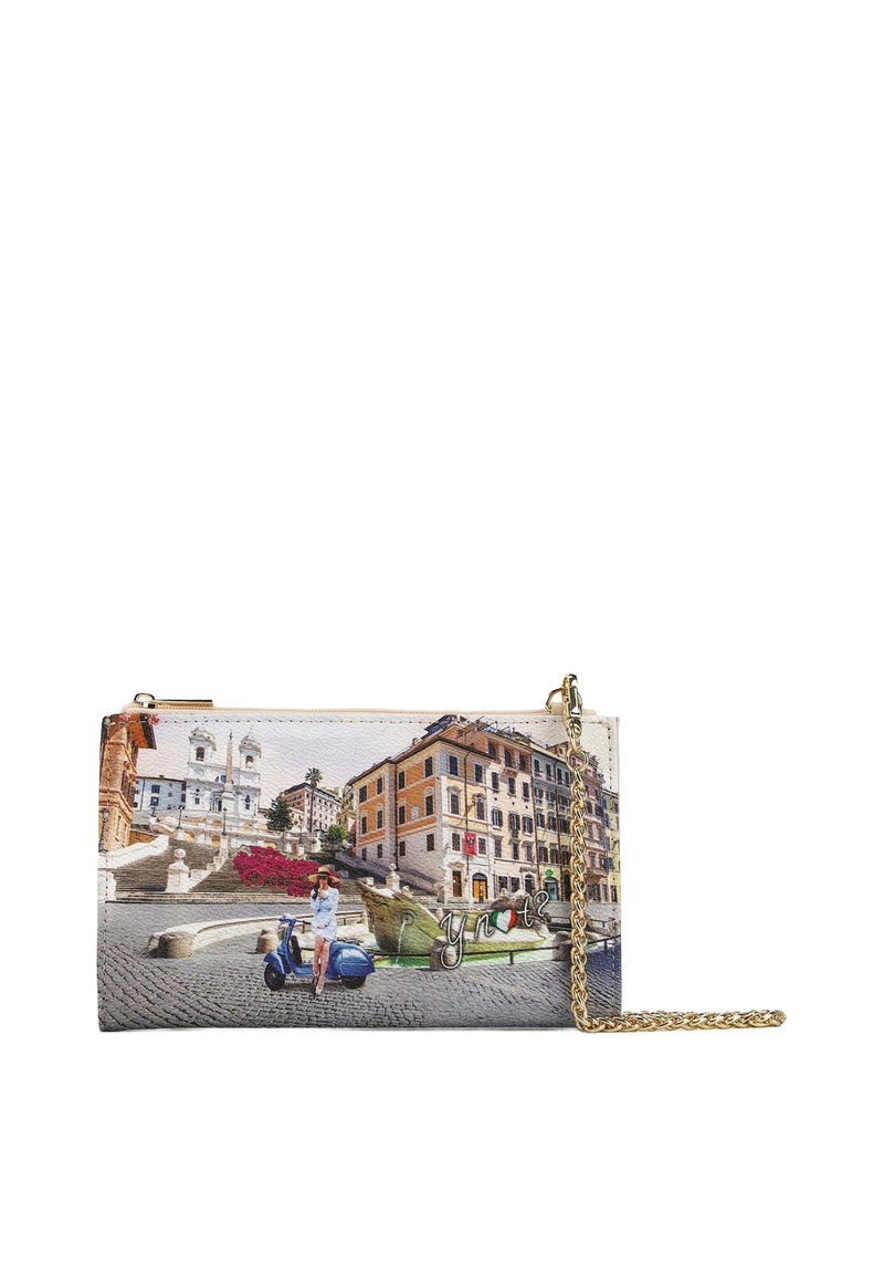 Portafoglio a busta con una stampa colorata di architettura italiana, una tracolla in catena dorata e materiale sintetico testurizzato.