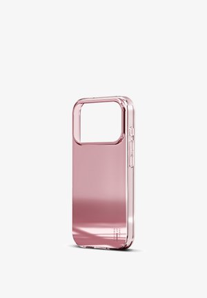 Funda de teléfono rosa transparente en ángulo con recortes para botones y cámara sobre fondo blanco.
