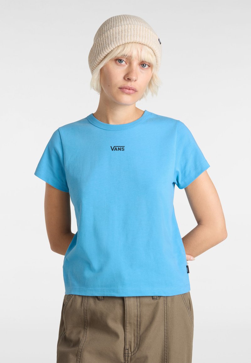 Sininen puuvillainen t-paita lyhyillä hihoilla ja pyöreällä kaula-aukolla. Rintataskussa musta "VANS" -logo ja rento leikkaus.