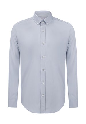 Camisa de manga larga azul claro, fabricada con un material suave, con cuello de botón, siete botones frontales y dobladillo redondeado.