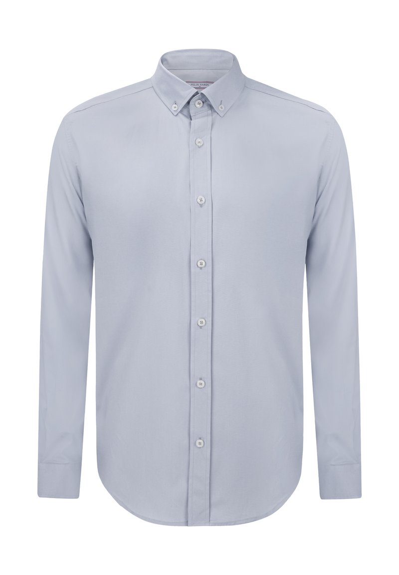 Camisa de manga larga azul claro, fabricada con un material suave, con cuello de botón, siete botones frontales y dobladillo redondeado.