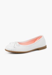 Ballerine bianche realizzate in materiale sintetico liscio, con punta tonda, decorazione a fiocco e suola in gomma beige chiaro. L'interno presenta una fodera rosa.