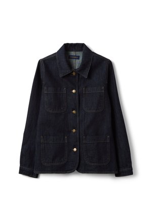 Giacca di jeans blu scuro con quattro tasche frontali e cinque bottoni in ottone, distesa su uno sfondo bianco.