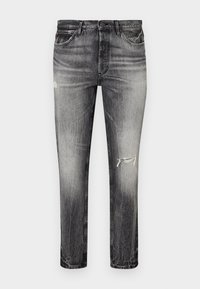 Pofrnjava crna traperice s ravnim krojem, s izblijedjelim dijelovima, prednjim džepovima i klasičnim zatvaranjem na dugme.