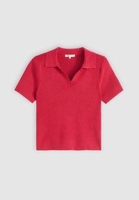 Röd ribbad kortärmad polo med V-ringning och platt krage. Materialet har en strukturerad yta och en nära passform.