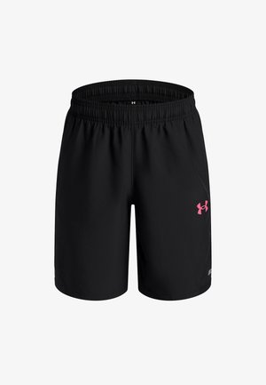 Čierne športové šortky s elastickým pásom a ružovým logom Under Armour na pravej stehne, zobrazené na bielom pozadí.