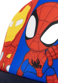 Petje met Spiderman en Iron Man graphics in rood, blauw en geel. Getextureerde stof met een gestructureerd ontwerp en een donkere klep.