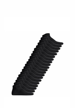 Twintig paar zwarte enkelsokken gerangschikt in een diagonale rij op een witte achtergrond.