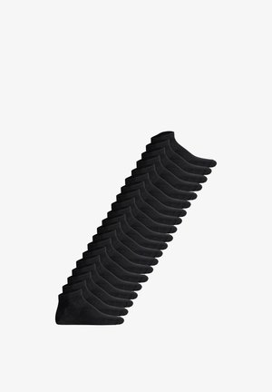 Ventiquattro paia di calzini neri alla caviglia disposti in una fila diagonale su sfondo bianco.