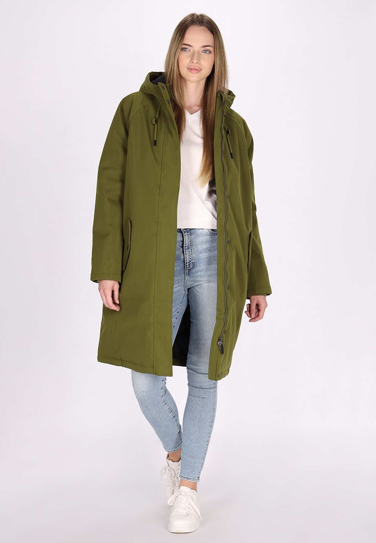 Olivgrüner, langer Parkajacke mit Kapuze, vorderem Reißverschluss und Seitentaschen. Getragen über einem weißen Hemd und hellblauen Jeans.