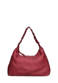 Sac à main tissé rouge avec une surface douce et texturée, doté d'une sangle tressée et d'une forme arrondie. Les coutures latérales sont visibles.