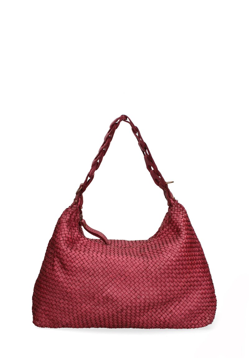 Sac à main tissé rouge avec une surface douce et texturée, doté d'une sangle tressée et d'une forme arrondie. Les coutures latérales sont visibles.