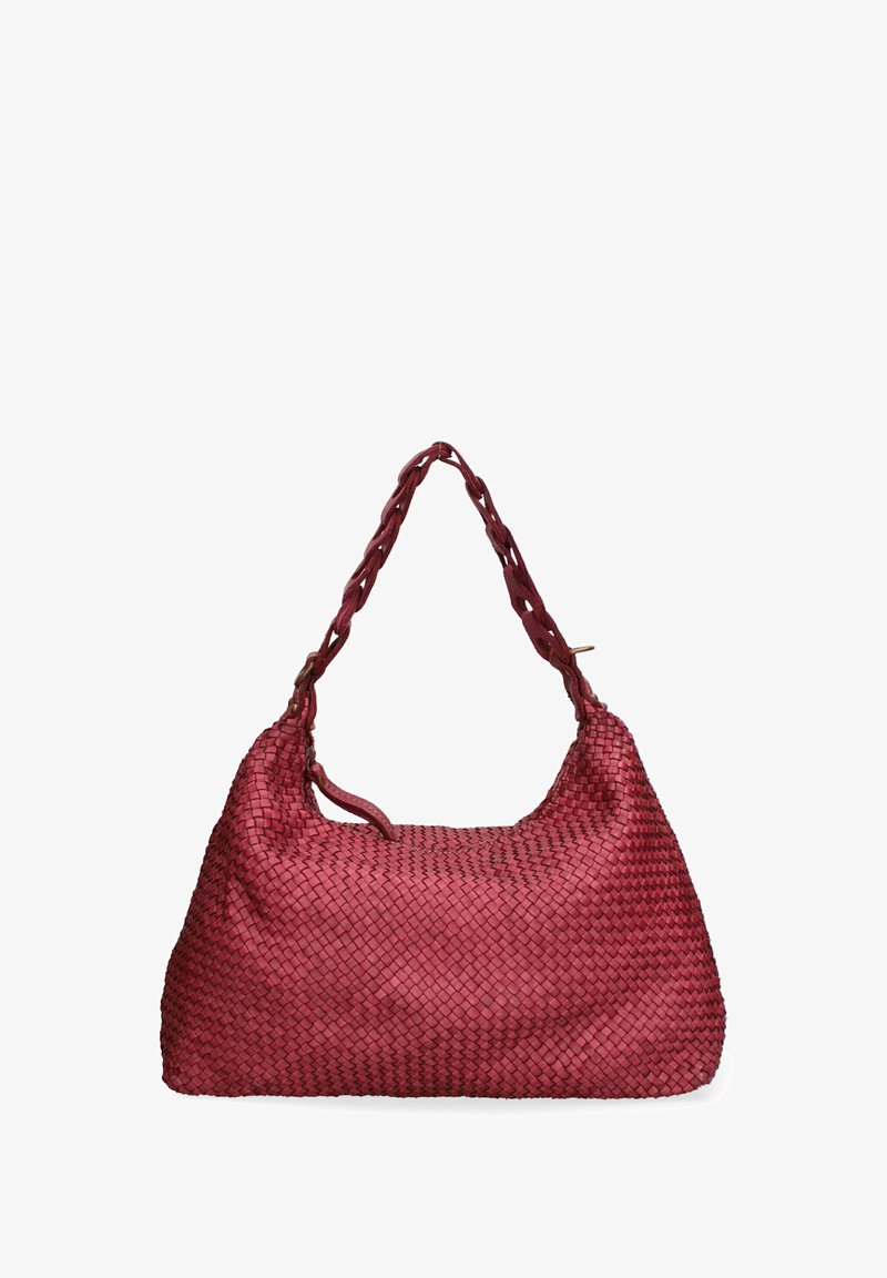 Geweven rode handtas met een zachte, gestructureerde oppervlakte, voorzien van een gevlochten schouderband en een ronde vorm. Laterale naden zijn zichtbaar.