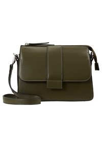 Bolso cruzado de cuero verde oliva con solapa frontal y cierre magnético, correa ajustable y compartimento con cremallera superior.