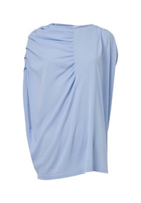 Lichtblauw shirt met korte mouwen, gemaakt van zachte, drapeervriendelijke stof met geplooide details aan één kant. Ontspannen silhouet met een ronde halslijn.