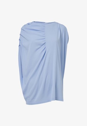 Lichtblauw shirt met korte mouwen, gemaakt van zachte, drapeervriendelijke stof met geplooide details aan één kant. Ontspannen silhouet met een ronde halslijn.