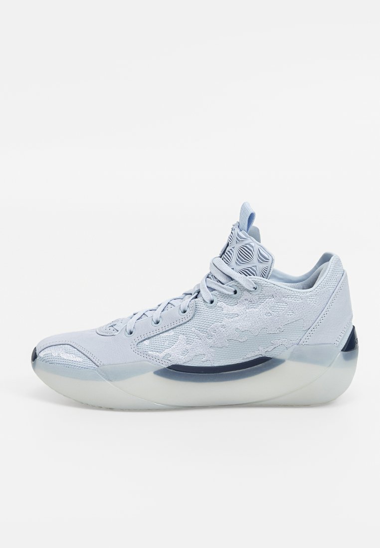 Baskets de sport bleu clair avec une tige texturée, bout arrondi et semelle transparente. Présente des motifs élaborés et un système de laçage.