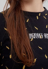 Bershka Stickad tröja - black