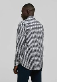 Blauw-wit gestreepte blouse, met een standaard kraag, lange mouwen en een ronde zoom, gemaakt van een lichtgewicht, gestructureerde stof.