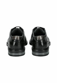 Zapatos de cuero negros con una textura suave, tacón bajo y un diseño elegante. Presentan un acento reflectante en el tacón y un detalle de suela a rayas.