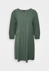 Vestido verde feito de tecido macio, com decote redondo, mangas três quartos e cintura elástica, com uma saia plissada e fluida.