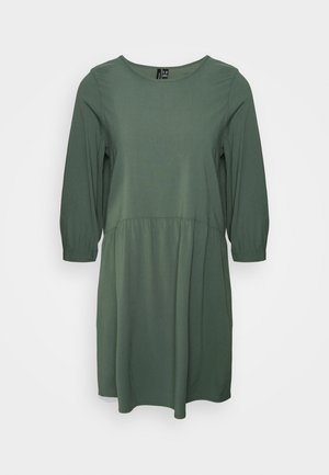 Vestido verde feito de tecido macio, com decote redondo, mangas três quartos e cintura elástica, com uma saia plissada e fluida.