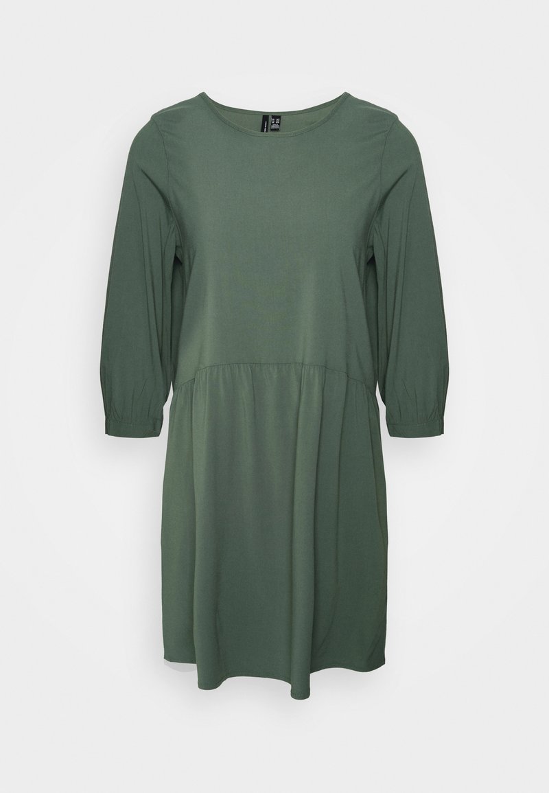 Vestido verde feito de tecido macio, com decote redondo, mangas três quartos e cintura elástica, com uma saia plissada e fluida.