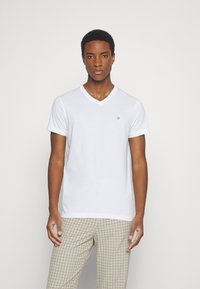 GANT - SHIELD V-NECK - T-shirt - bas - white Miniatyrbild 1