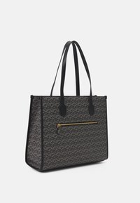 Kangaskassi, jossa on kuvioitu harmaa materiaali, mustat nahkakoristeet ja hihnat, etutasku vetoketjulla sekä jämäkkä suorakulmainen muoto.