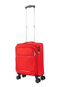 Maleta roja con superficie texturizada, asa extensible, cuatro ruedas y dos compartimentos con cremallera. Cuenta con una cerradura de combinación.