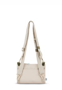 Borsa a tracolla beige con cinturini regolabili, caratterizzata da una texture in tessuto liscio e accenti verdi, arricchita da robusti ganci in metallo.