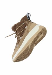Braune Wildleder-High-Top-Sneaker mit Fleece-Futter, kontrastierender beiger Zwischensohle, runden Schnürsenkeln und strukturiertem Gummiaußensohle. Schwarze Zuglasche auf der Rückseite.