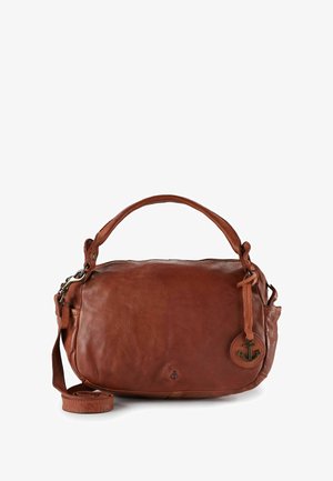 Sac à épaule en cuir marron avec une forme arrondie, une poignée supérieure, une bandoulière ajustable et un charme rond avec un détail en forme d'ancre.