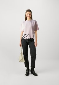 KARL LAGERFELD OVERSIZED SIGNATURE HEM - Pamata T-krekls - rose smoke