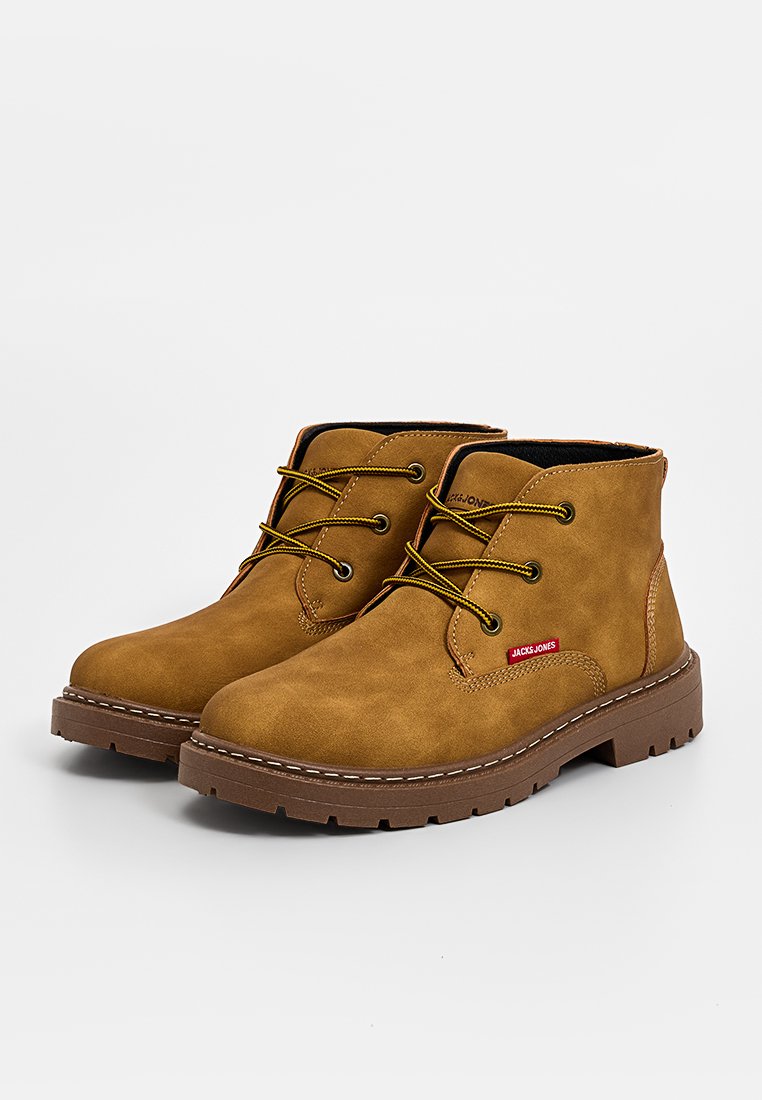 Brązowe zamszowe botki za kostkę z okrągłym noskiem, żółtymi sznurówkami, akcentami wyszycia i teksturowaną gumową podeszwą. Metka marki po boku.