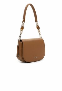 Bolso de cuero marrón con superficie texturizada, solapa curva y una correa de cadena con eslabones alternados transparentes y color ámbar. Detalles en herrajes plateados.