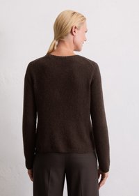 Pull en tricot texturé marron, à manches longues et col rond, affiché de dos contre un fond clair.