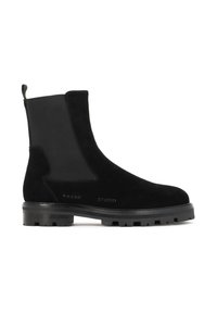 Fekete nubuk Chelsea csizma masszív talppal, elasztikus oldalsó panelekkel, húzófüllel és a "Kazar Studio" márkajelzéssel a külső oldalon.