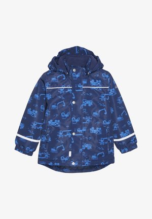 Granatowa kurtka przeciwdeszczowa z niebieskimi wzorami pojazdów budowlanych, elastycznymi mankietami, kapturem i odblaskowymi akcentami z przodu.